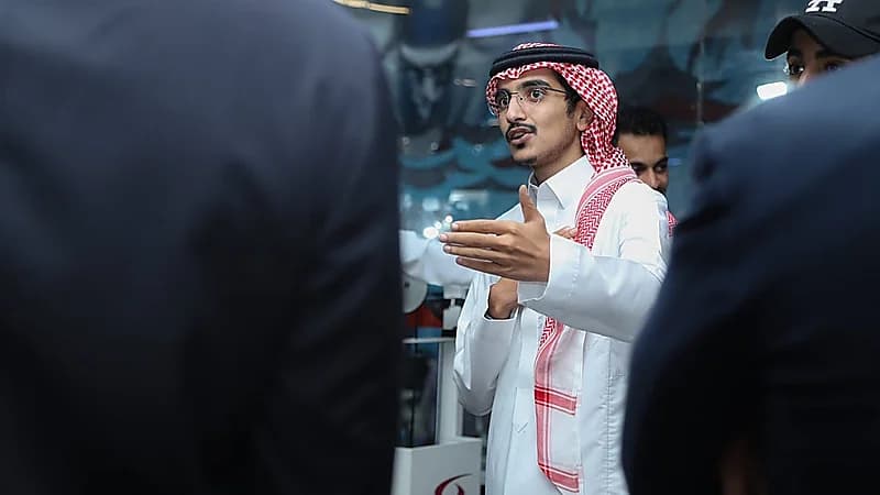 طاقم تحكيم أجنبي لمباراة الشباب والنصر