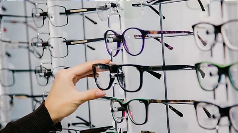 بالفيديو .. استشاري : لا تهتموا بالبرندات عند شراء النظارات