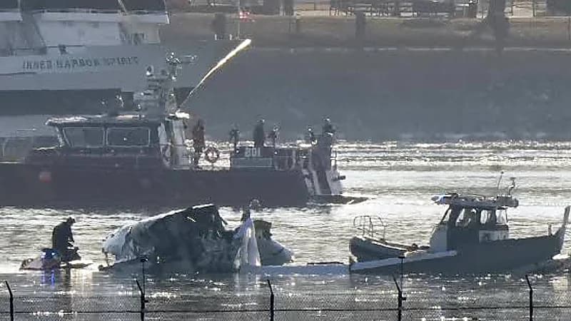 أمريكا تعثر على الصندوقين الأسودين للطائرة التي تحطمت في واشنطن