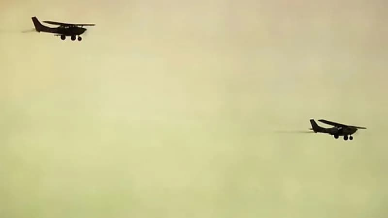 بالفيديو.. مغامر ينفذ عرضًا مرعبًا ويقلع بطائرة ويهبط بأخرى