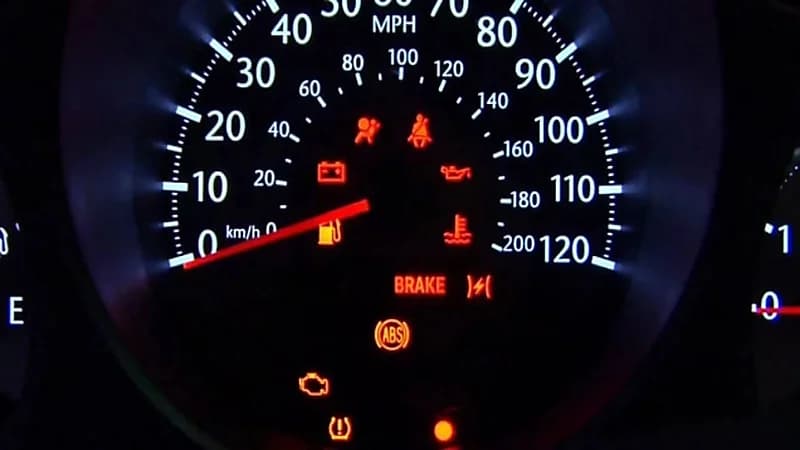 بالصور.. أهم 5 لمبات تحذيرية في طبلون سيارتك