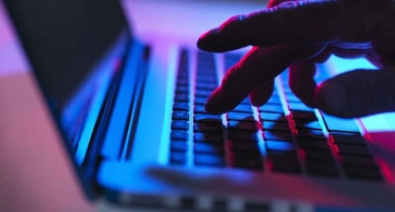 الإطاحة بشاب ابتز فتاة ليقيم معها علاقة محرمة في أبها