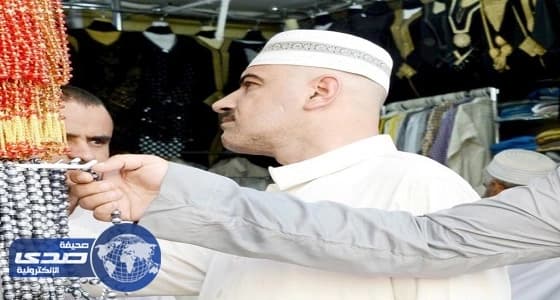 تقاليد غريبة للحجاج.. أبرزها كتابة اسم الزوجة على " عرفات "