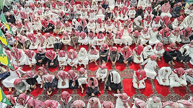 طلاب يصلون وهم ملتزمون بالزي الوطني تثير تفاعلًا واسعًا.. صور