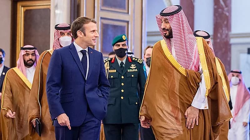 ولي العهد يتلقى اتصالاً هاتفياً من الرئيس الفرنسي