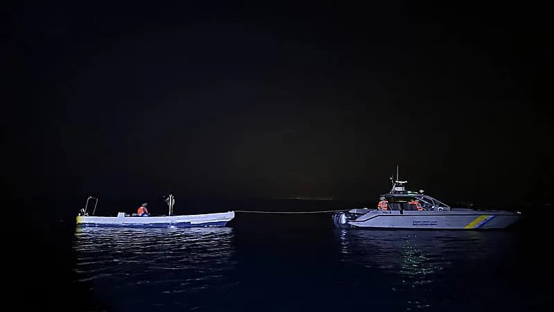 إنقاذ مواطن تعطلت واسطته البحرية في عرض البحر