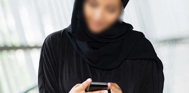 النيابة تستدعي موظفة بسبب " قروب واتساب " نسائي