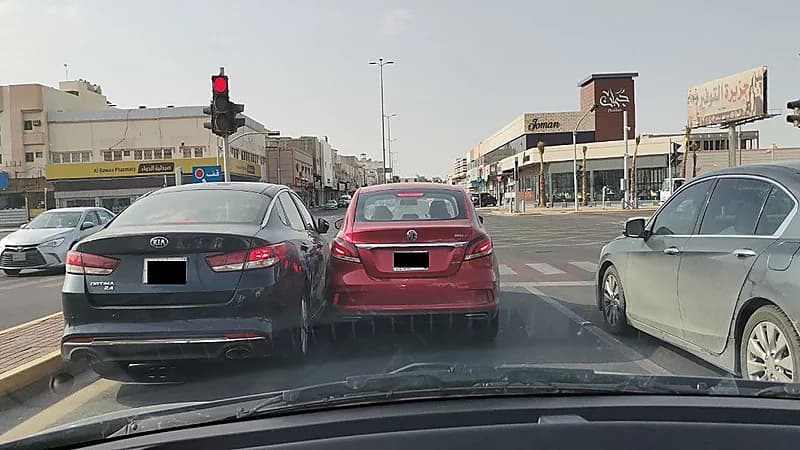 متهور يراوغ بين السيارات في الأحساء..والمرور يتفاعل