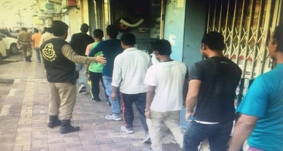 صور| مخالفو الإقامة يحاولون الاختباء عن أنظار رجال الأمن