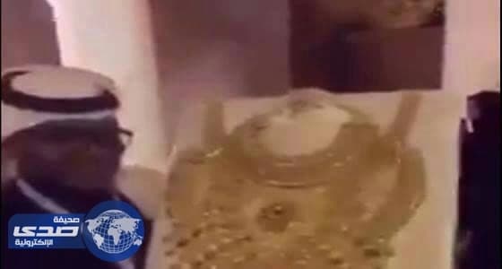 بالفيديو .. خليجي يعبر عن حبه لوالدته بأغلى هدية