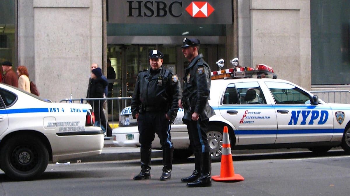 انتحار رجل بعد اعترافه بقتل ابنته ذات العامين داخل سيارة.. فيديو