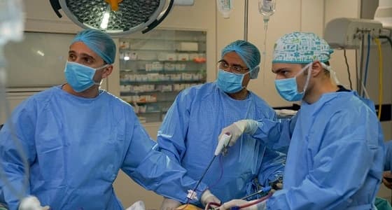 استئصال تكيس نادر من مبيض طفلة عمرها 6 سنوات