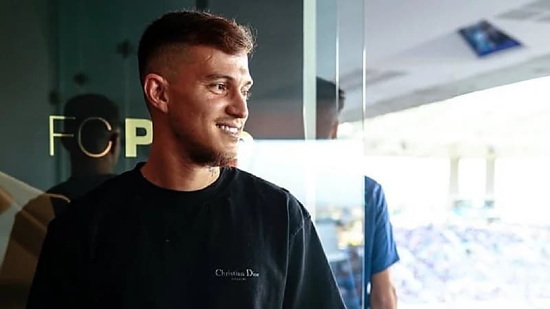 جماهير بورتو تحيي أوتافيو على طريقتها الخاصة .. فيديو