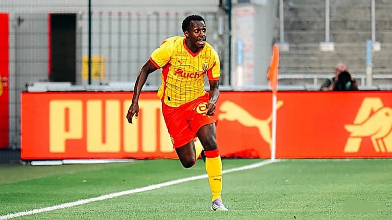 ليون يفتتح الموسم بانتصار على لانس وعبدالحميد يشارك