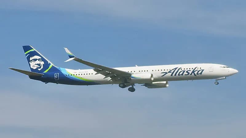 رجل يتحرش بفتاة قاصر على متن طائرة