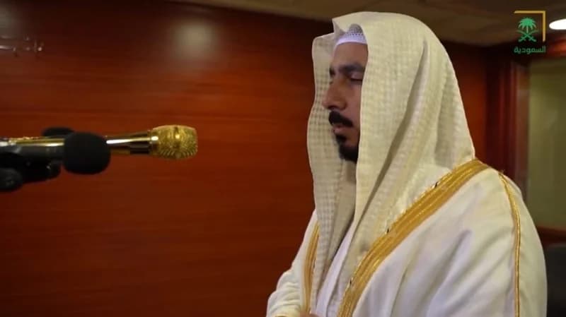 بالفيديو.. مهام مكبرية الحرم المكي قبل كل صلاة