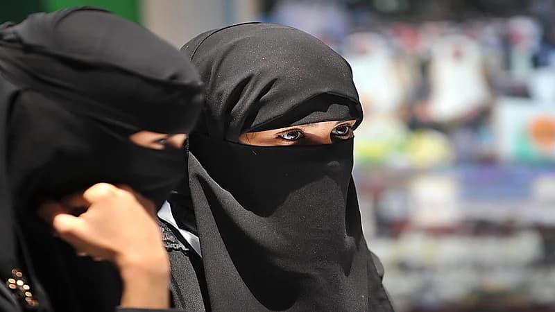 نسبة صادمة للفتيات اللاتي يسمرن بشرتهن بالمملكة..واستشارية تحذر