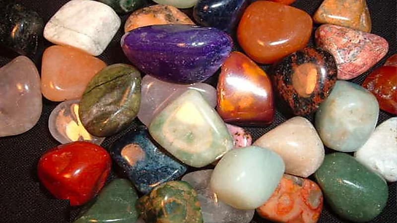 4 أحجار كريمة تعطي جمالاً استثنائياً في تصميمات الأقراط