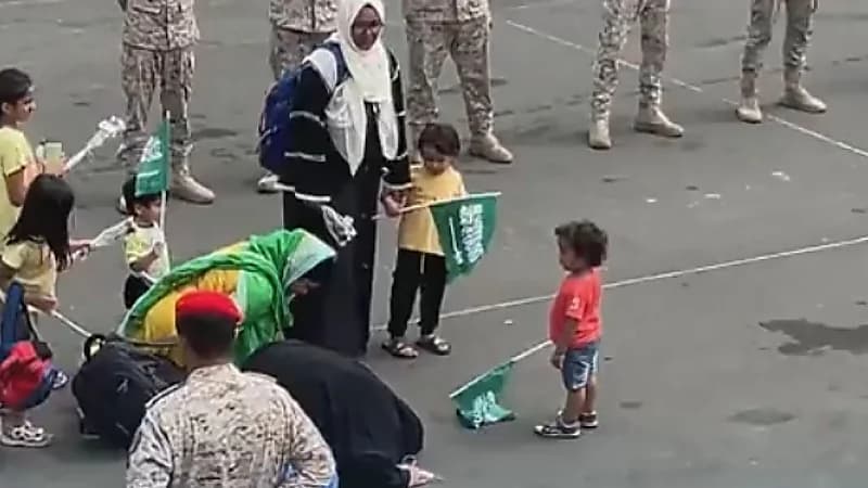 رعايا الدول القادمة من السودان يسجدون لله شكرًا بعد وصولهم لقاعدة الملك فيصل البحرية (فيديو)