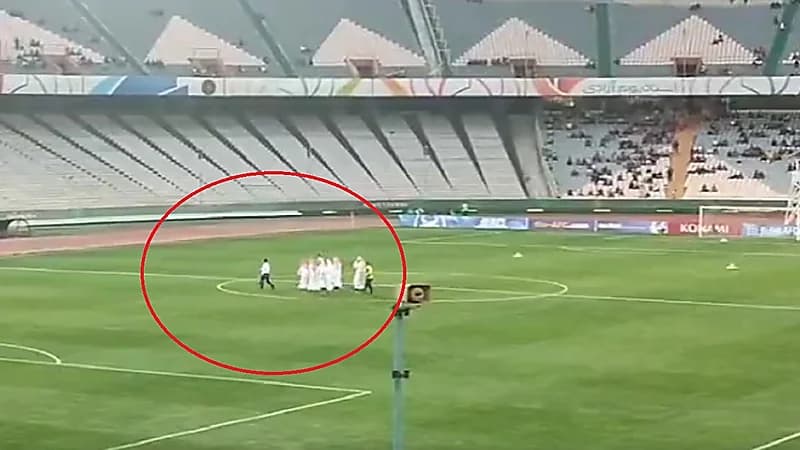 منسوبي سفارة المملكة في طهران يدعمون الهلال من الملعب .. فيديو