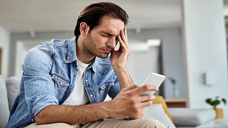 خبراء يحذرون من التحديق في الهاتف المحمول: يسبب أمراضا مزمنة
