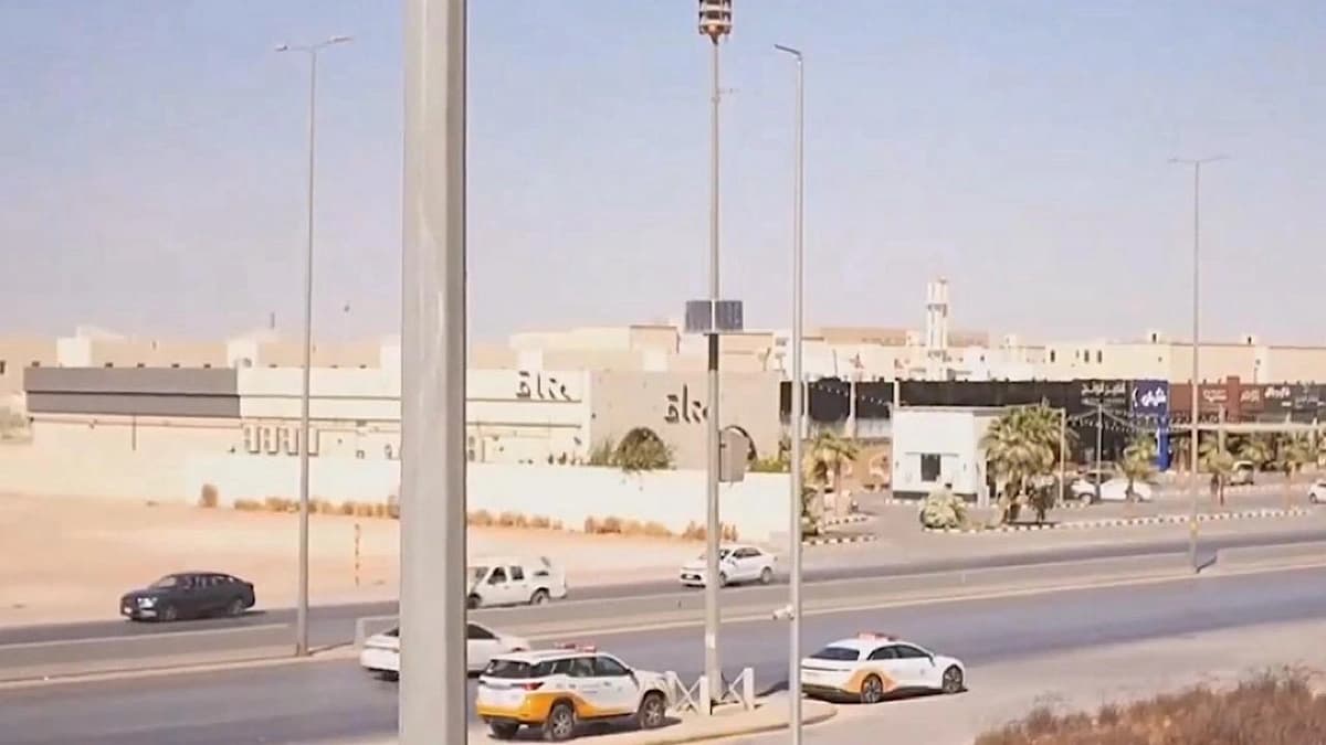 لحظة إطلاق تجربة صافرات الإنذار الثابتة في ⁧‫الرياض‬⁩.. فيديو