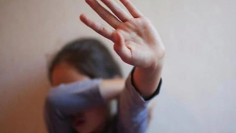 أم تساعد رجلًا على هتك عرض ابنتها