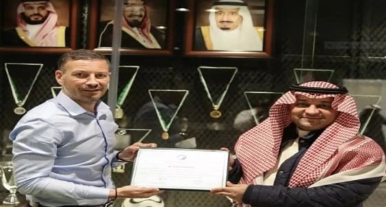 بالصور.. اتحاد الكرة يكرم " كلاتنبيرغ " لإيقافه المباراة احتراما لصوت الأذان