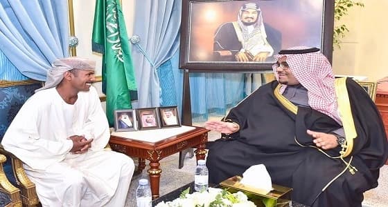 وزير الداخلية يكرم سودانيا إثر عمل إنساني بنجران