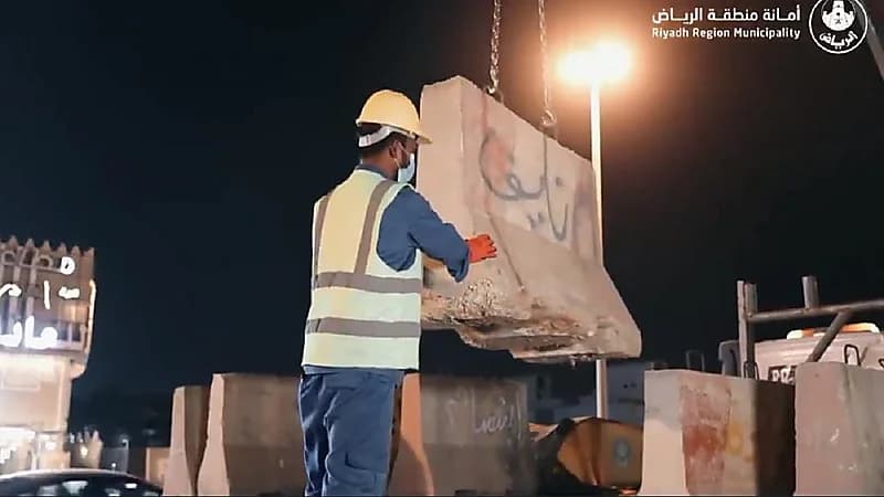 بالفيديو.. إزالة 75 ألف صبة خرسانية من الرياض