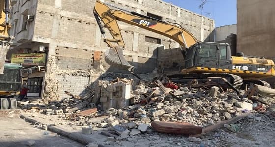 بالصور.. بلدية وسط الدمام تزيل 8 مباني