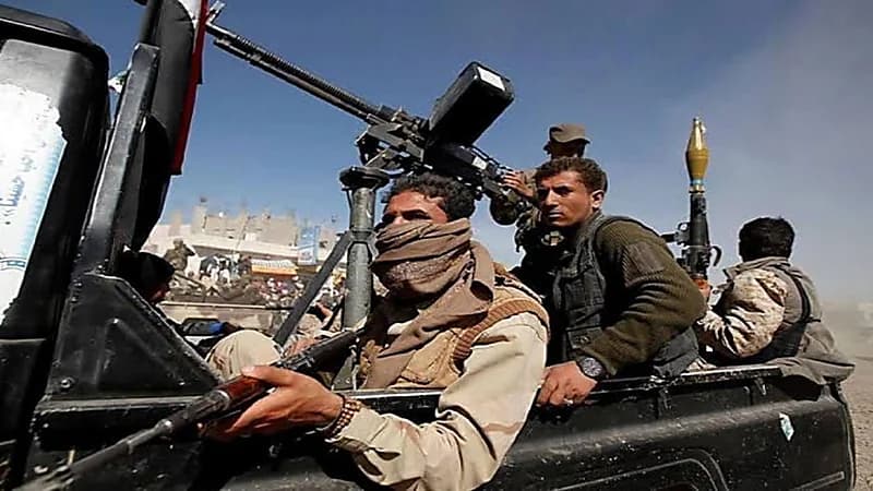 شاهد.. ميليشيا الحوثي تقتحم كلية الطب بصنعاء