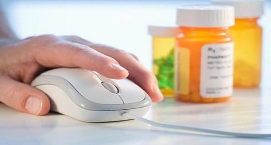 تبيع أدوية مجهولة المصدر.. الغذاء والدواء تحذر من المواقع الإلكترونية