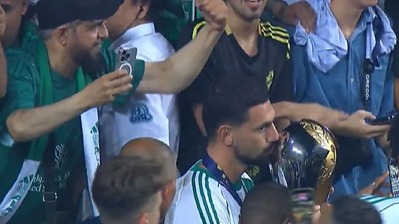 لاعبو الأهلي يحتفلون مع الجماهير بعد الفوز بكأس السوبر .. فيديو