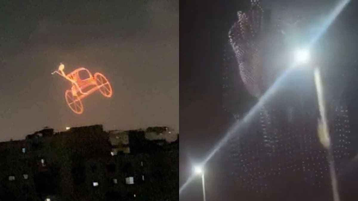 عرض ضوئي مهيب لقناع توت عنخ آمون يزين الأهرامات قبل افتتاح المتحف.. فيديو