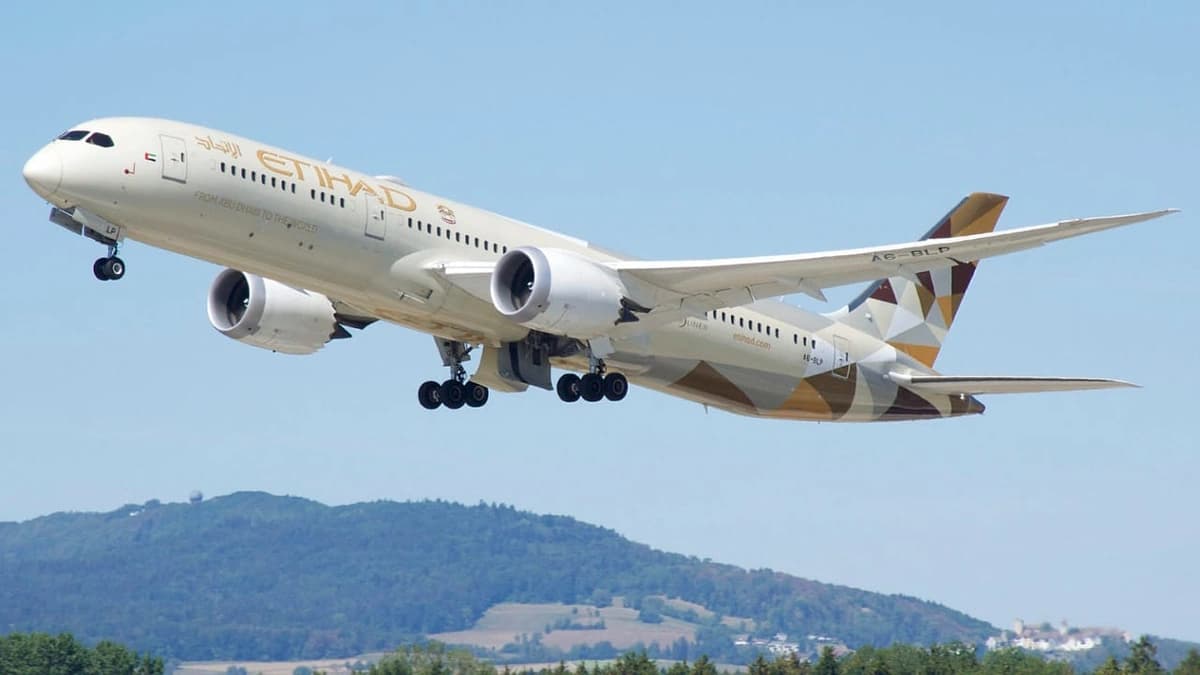 الاتحاد للطيران تبدأ تفكيك إحدى طائراتها العملاقة من طراز A380 .. فيديو