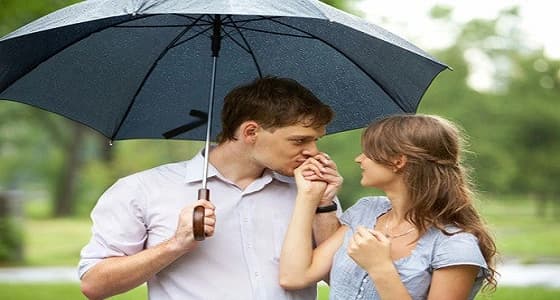 دراسة تكشف معنى تقبيل الرجل ليد المرأة