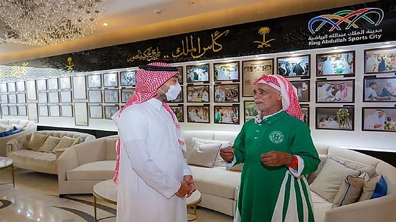 "الموركي" يهدي مكافأته لنادي الوحدة