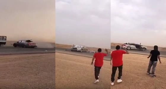 بالفيديو.. مفحط يصطدم بشاحنة ويلوذ بالفرار تاركا " المعزز " مصابا في موقع الحادث