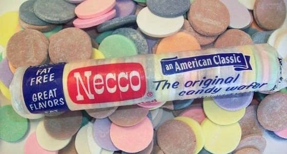 سيدة تستبدل سيارتها بقطع من الحلويات