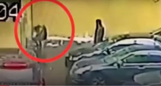 بالفيديو.. كرة ثلجية تنهي حياة فتاة خرجت لتدخين سيجارة