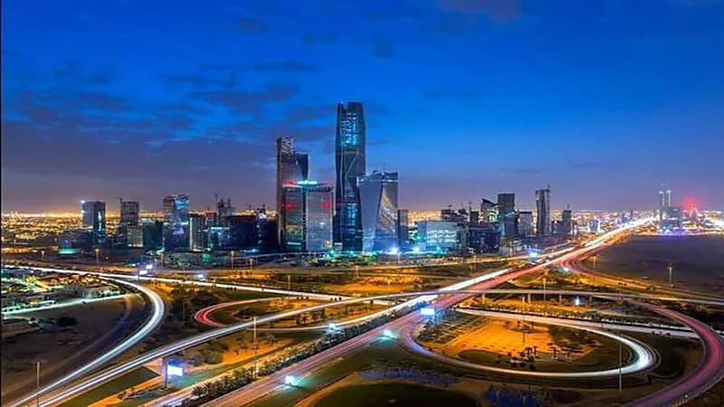إعلام فرنسي: السعودية تقود عصر ما بعد النفط