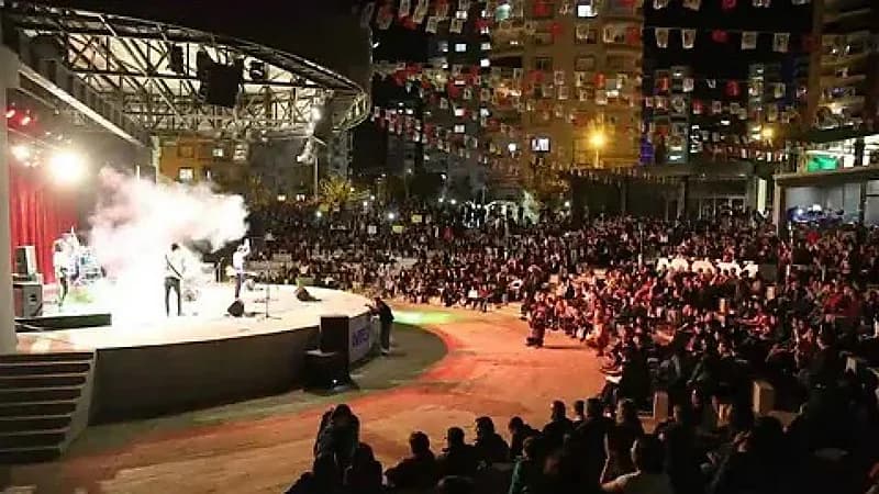 حراس أمن يلقون شاباً من سطح مبنى صعد إليه لمشاهدة حفل موسيقي مجانا .. فيديو