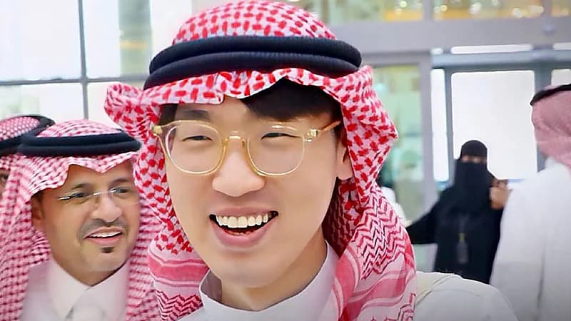 معلم صيني يرتدي الزي ويجسد