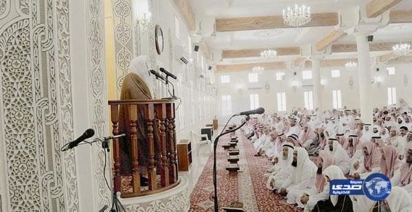مؤذن يصر على أداء صلاة الجمعة ظهراً بعد غياب الخطيب ويرفض صعود متطوع لإلقاء الخطبة بتبوك