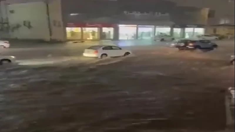 شاهد .. أمطار غزيرة وجريان السيول القوية بشوارع الشرائع