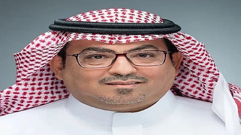 أخصائي اجتماعي: على النساء أن يقمن تمثالًا ذهبيًا لمخترع المكياج