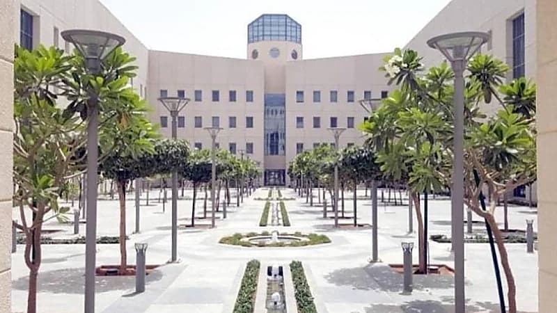 الحضور والانصراف في المدارس عبر بصمة الصوت والوجه والإصبع