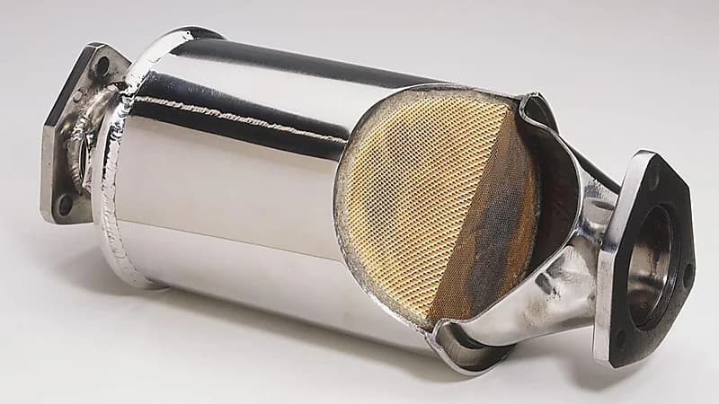 بالصور.. الكشف عن سبب انتشار سرقة دبة البيئة من السيارات