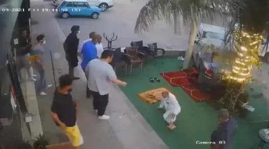 بالفيديو.. إنحراف سيارة مسرعة على مصلين أمام إحدى المحال